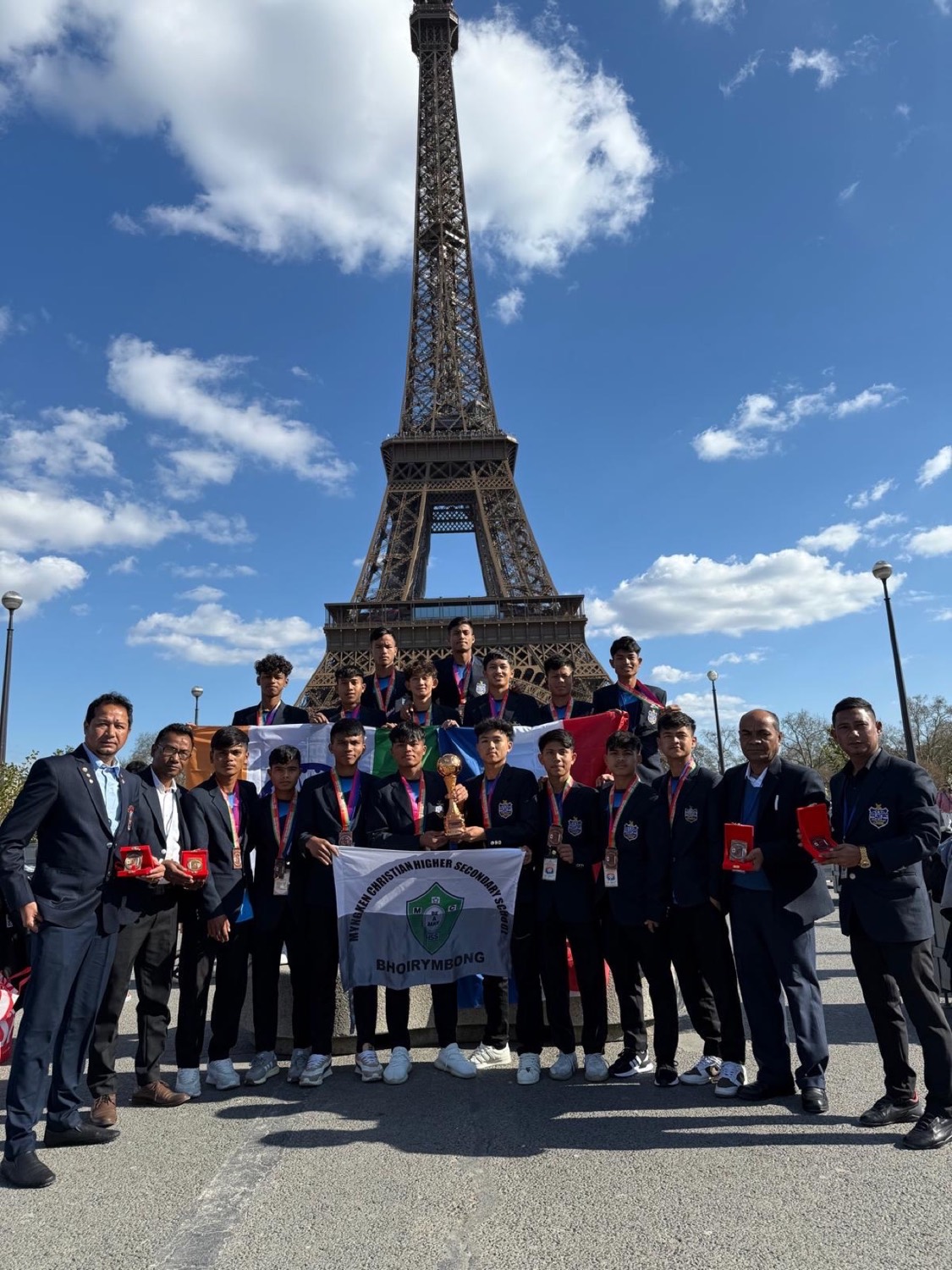 La communauté de l'IFSA devant la tour Eiffel