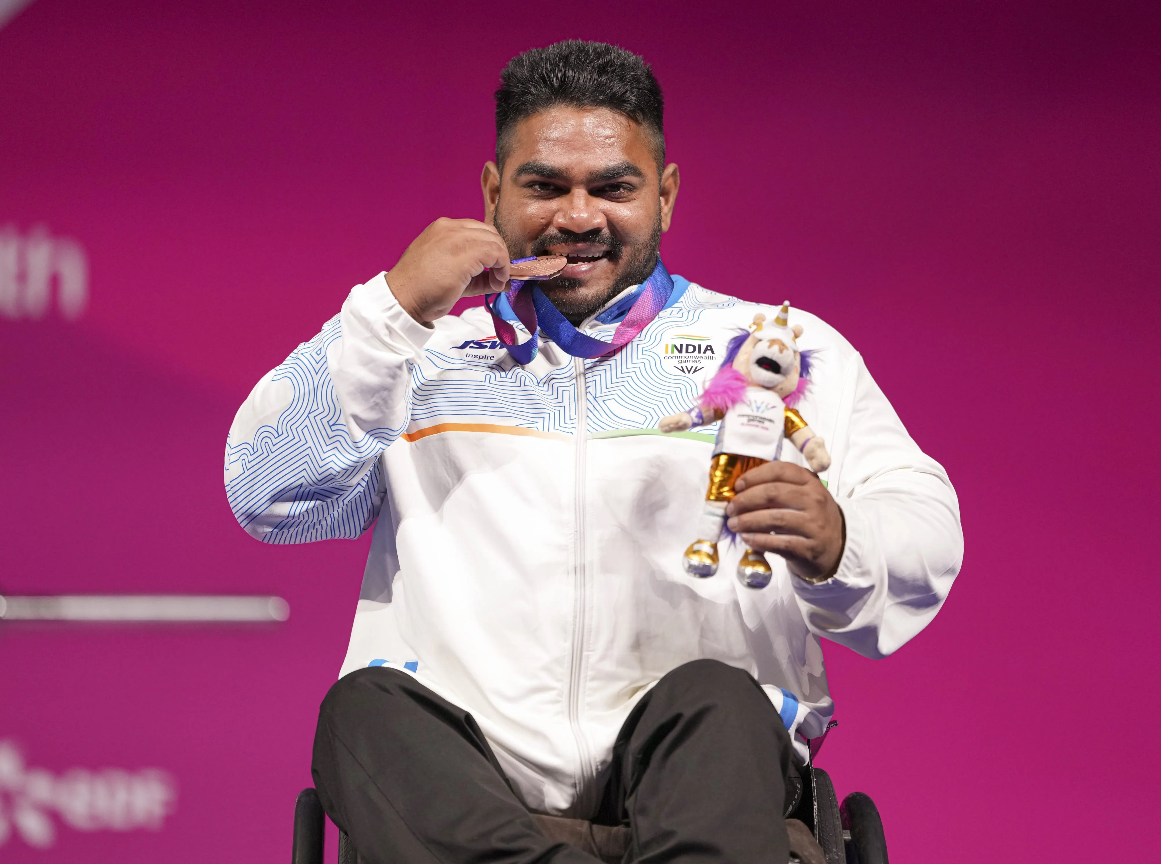 Il a vendu son e-rickshaw pour monter sur le podium — construisons maintenant la route